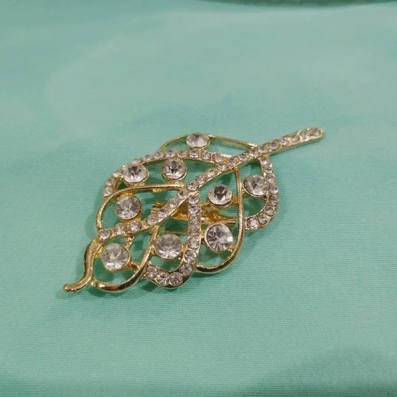 Elegant Crystal Leaf Brooch Botanical Gold Tone Clear White Stones - Picture 4 of 7